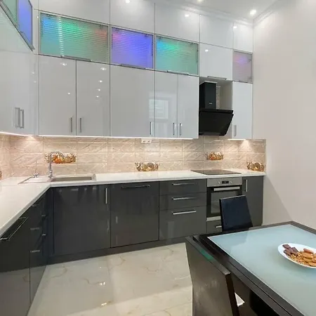 Apartment Comfortable Luxury With 3 Rooms. Center Heart Of *