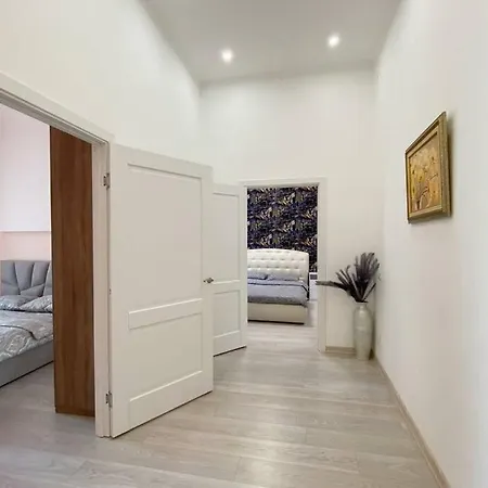 Apartment Comfortable Luxury With 3 Rooms. Center Heart Of *