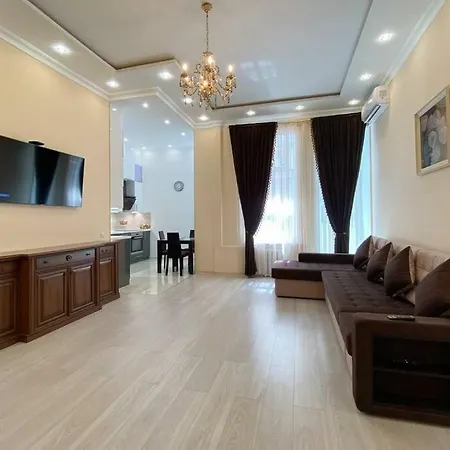 Apartment Comfortable Luxury With 3 Rooms. Center Heart Of